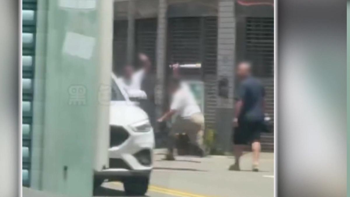 男恐嚇10歲童索錢!家屬持球棒尋仇街頭追打 雙方都送辦(圖/翻攝畫面)