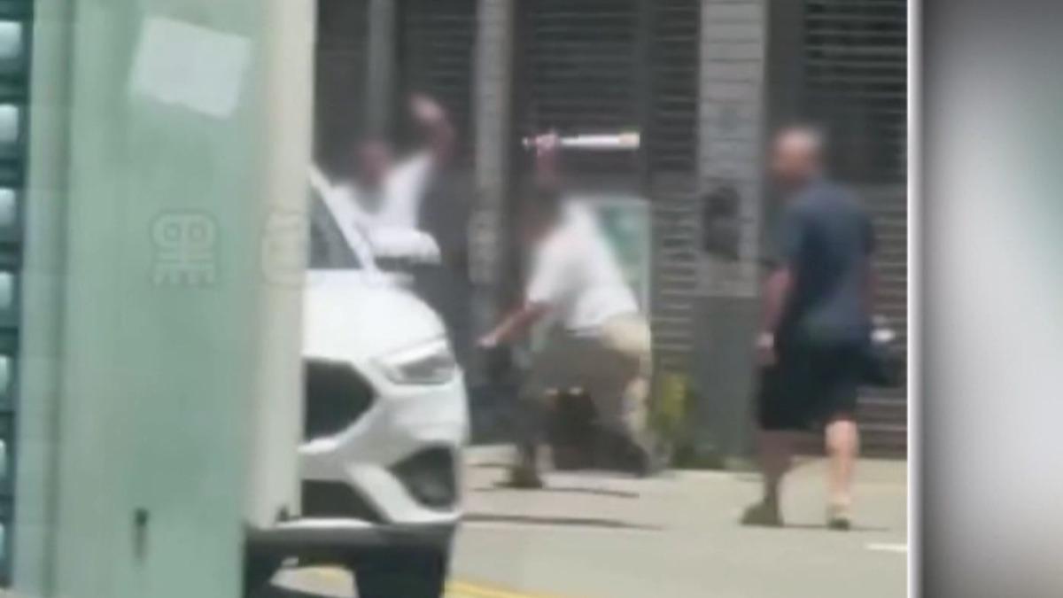 男恐嚇10歲童索錢！家屬持球棒尋仇街頭追打　雙方都送辦(圖／翻攝畫面)