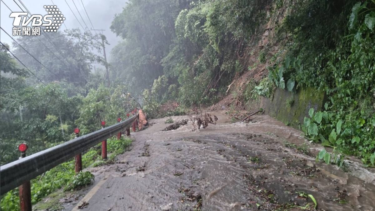 雨狂炸!尖石落石擋道淹成河,警涉水救11人。(圖/TVBS)