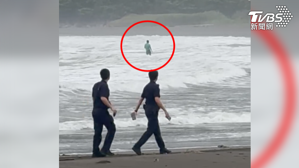 颱風天氣候不穩定,高雄西子灣卻有民眾冒險衝浪,畫面曝光引發關注,所幸警方及時勸離(圖/民眾提供)
