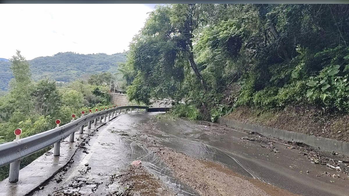 五峰鄉多處道路遭路樹、落石阻擋。(圖/民眾提供)