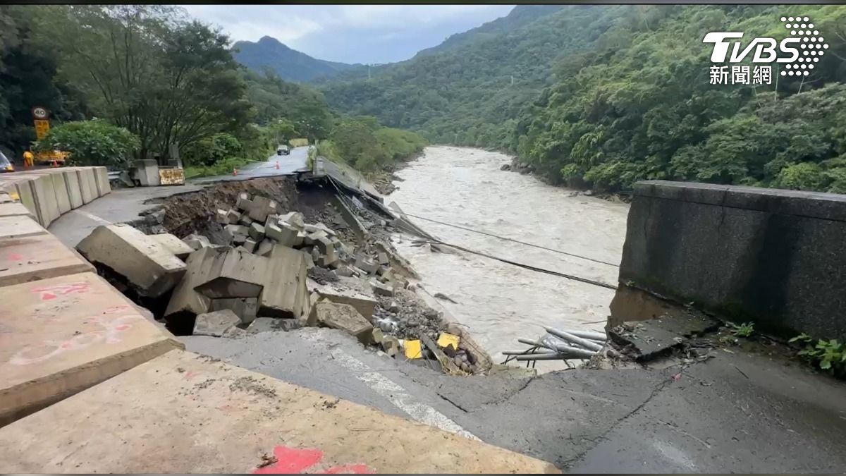 護岸堤防遭沖毀。（圖／TVBS）