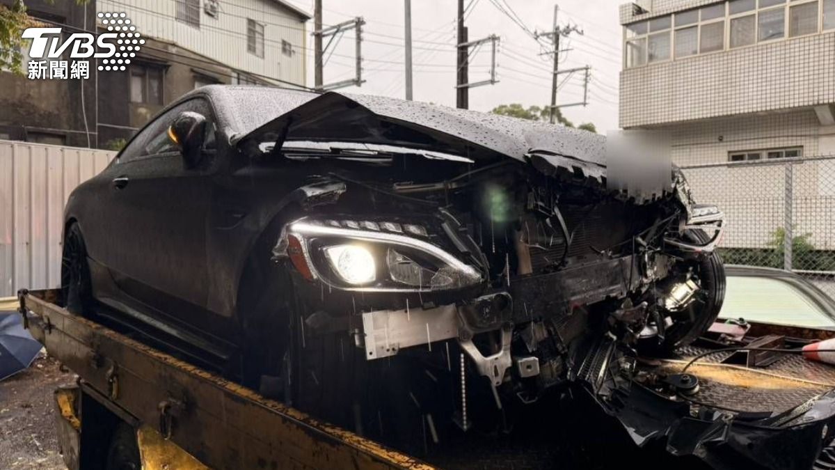 國道1號雨中疾駛失控橫衝4車道 自小客猛撞護欄車頭毀