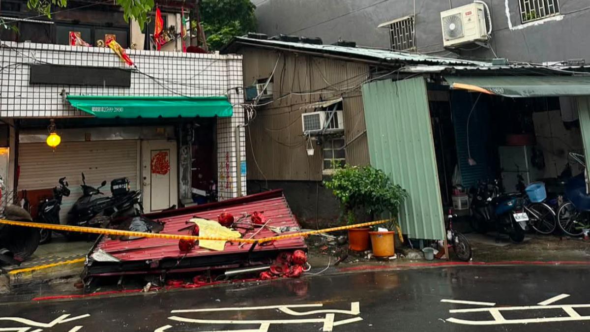 宮廟鐵皮屋頂整片掀起,掉落地面,幸好沒有砸中路人。(圖/翻攝自Threads@su891123.__)