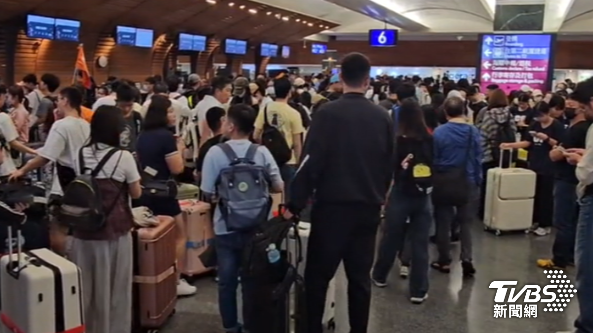 週日旅客塞爆桃機。(圖/TVBS)