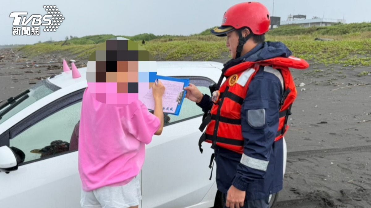 民眾在颱風天開車到海邊觀浪,結果愛車卡在沙灘之中動彈不得,海巡人員到場救援之後也依法舉發。(圖/TVBS)