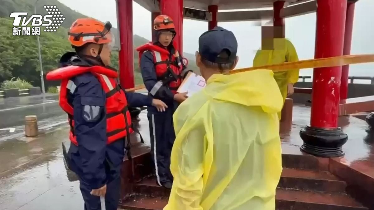 民眾於北海岸警戒區觀浪,海巡人員到場查處後依法舉發。(圖/TVBS)
