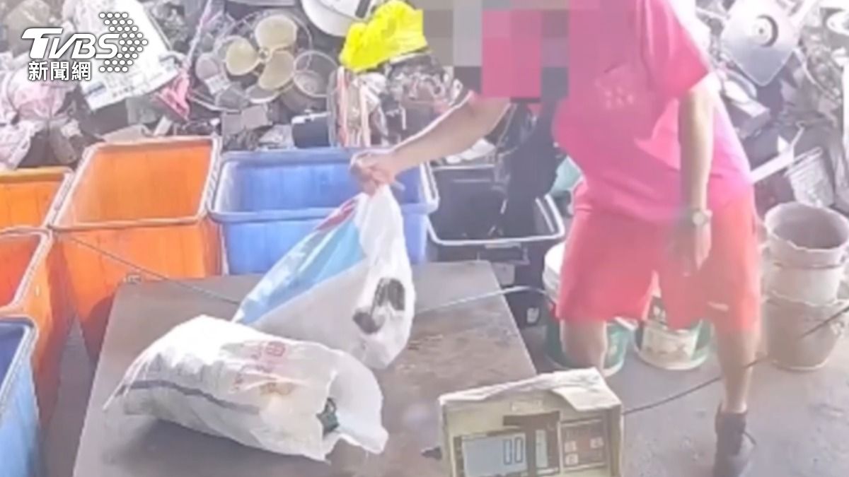 吳姓男子穿鮮豔上衣去資源回收場銷贓。(圖/TVBS)