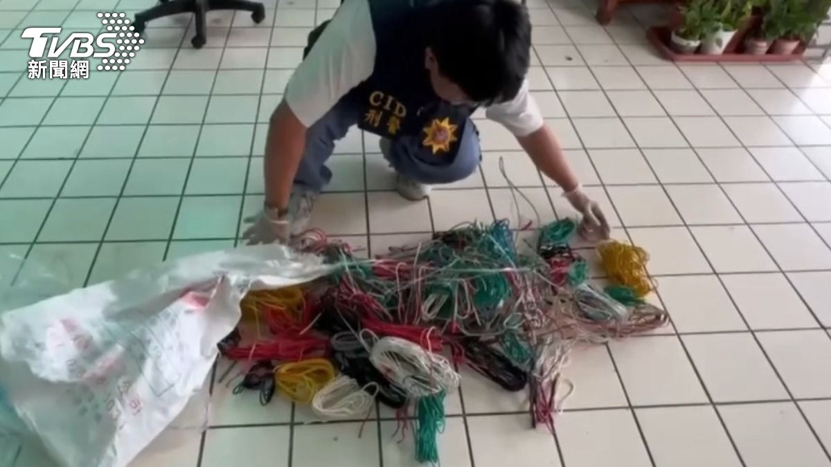 警方在小偷住處找到電纜線和毒品。(圖/TVBS)