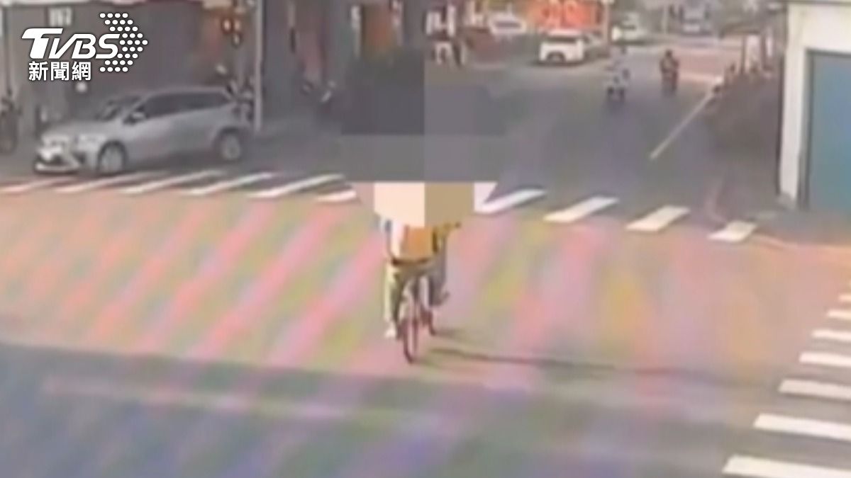 嫌犯騎乘腳踏車尋找目標的身影(圖/TVBS)