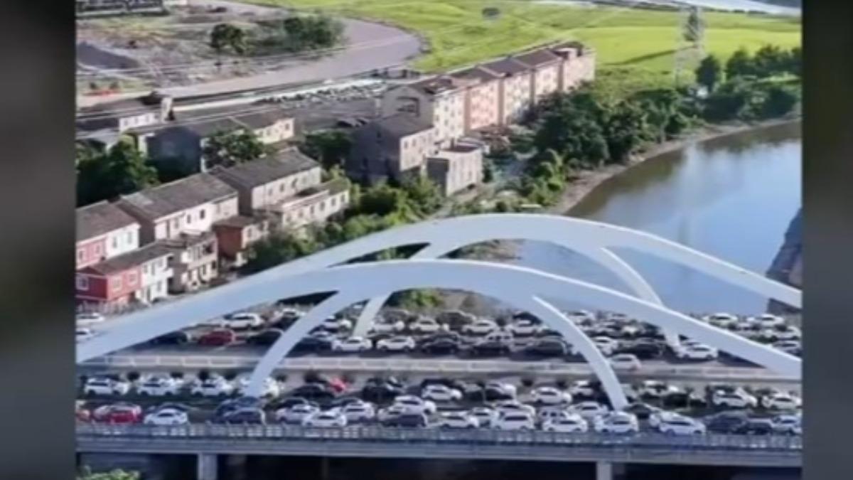 台州溫州還有不少車主,乾脆把愛車停在高架橋上。(圖/我們新聞)