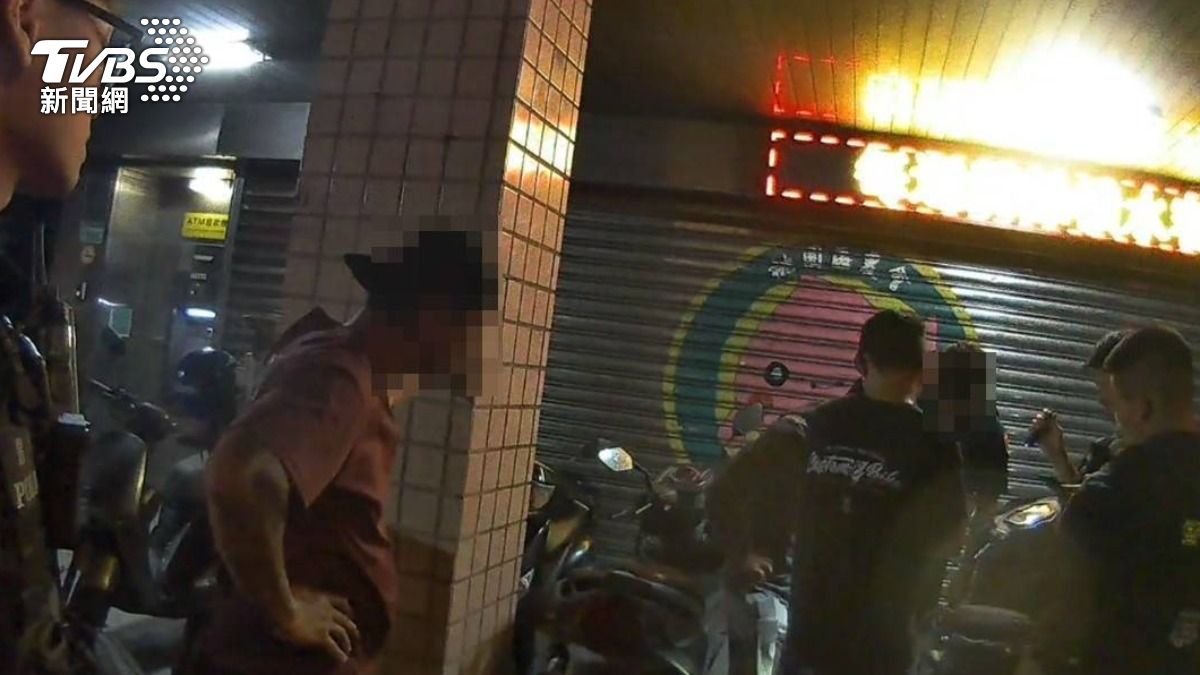 幾杯黃湯下肚失控!不滿警盤查男女當街大鬧。(圖/TVBS)