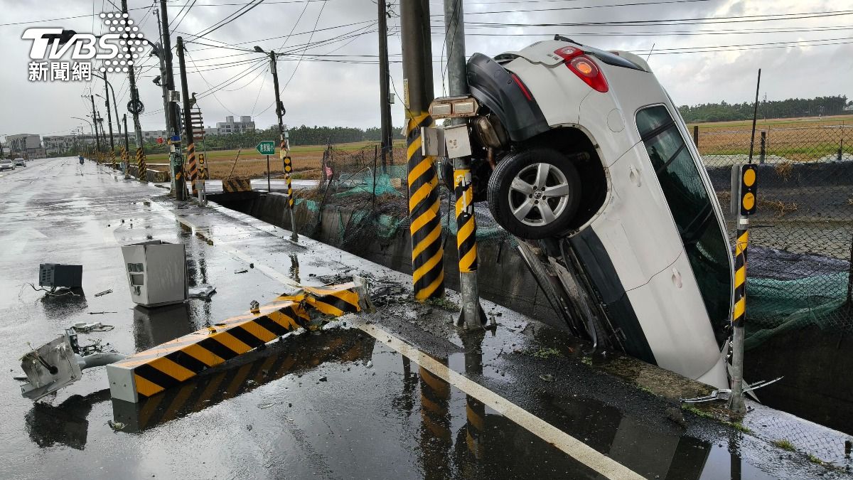 屏東東港一名女子酒後駕車與外送員發生碰撞,將造價165萬元的測速照相桿撞斷。(圖/TVBS)