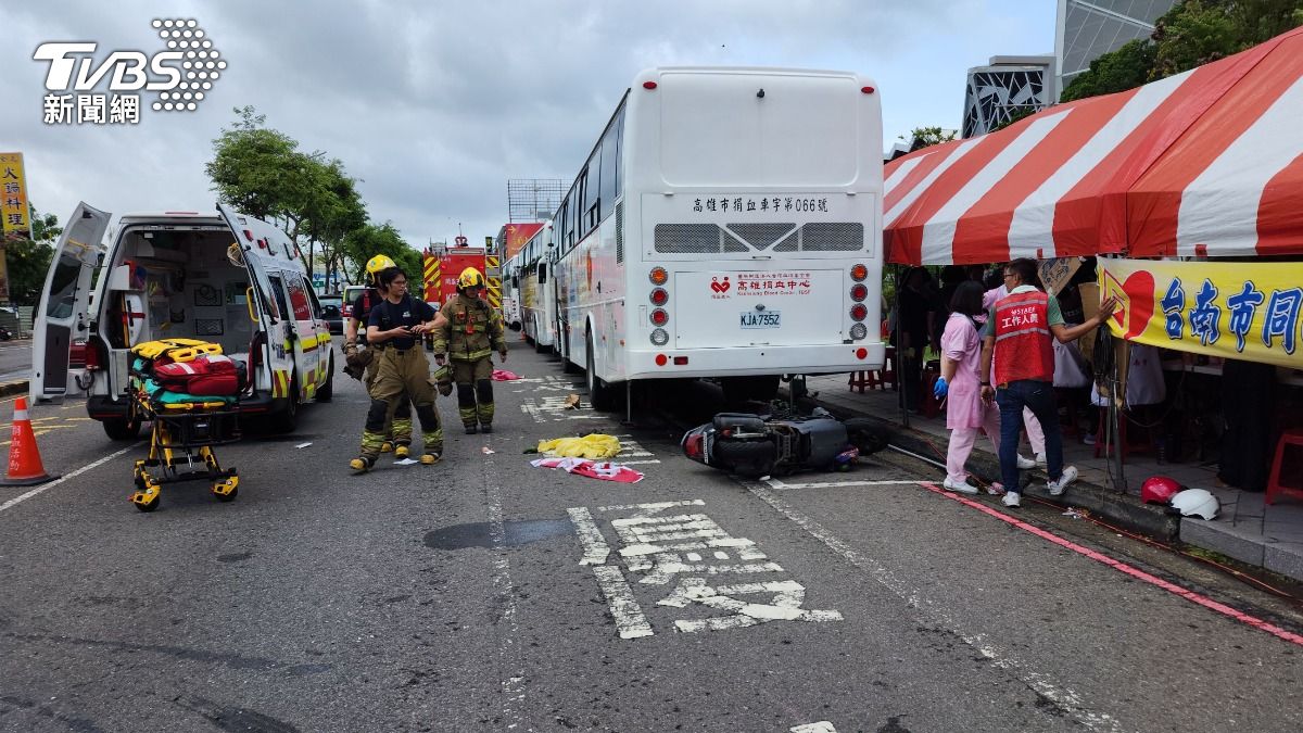台南一對60多歲夫妻騎乘機車時因偏離車道,撞上待轉區機車後滑入捐血車底,造成4人受傷。(圖/TVBS)