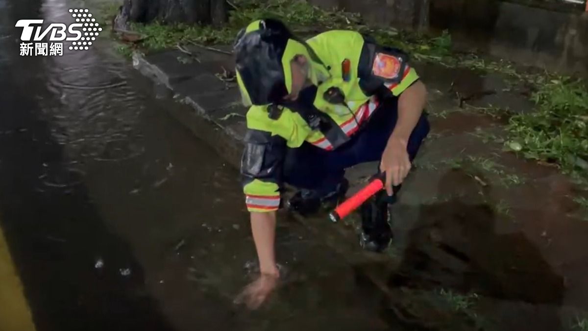 台中警察颱風夜挖水溝-台中警察挖水溝-警察清積水-警察辛苦了-台中路口積水