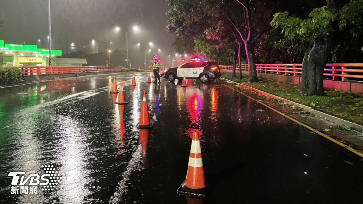 台中警察颱風夜挖水溝-台中警察挖水溝-警察清積水-警察辛苦了-台中路口積水