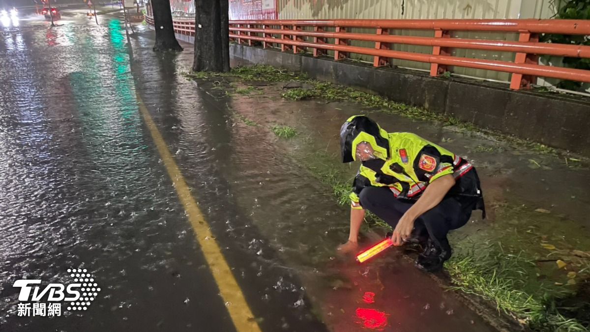 台中警察颱風夜挖水溝-台中警察挖水溝-警察清積水-警察辛苦了-台中路口積水