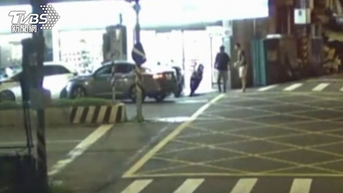 遭撞擊的白色轎車被猛烈推行2個車身,車主與乘客嚇得連退數步險些遭波及。(圖/TVBS)