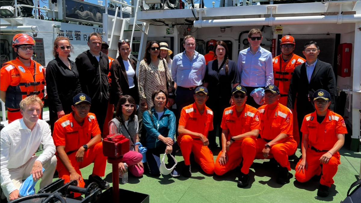 跨國議會聯盟IPAC議員首度公開登上海巡艦艇,在金門觀察海巡任務,並與同仁合影留念。(圖/海委會)