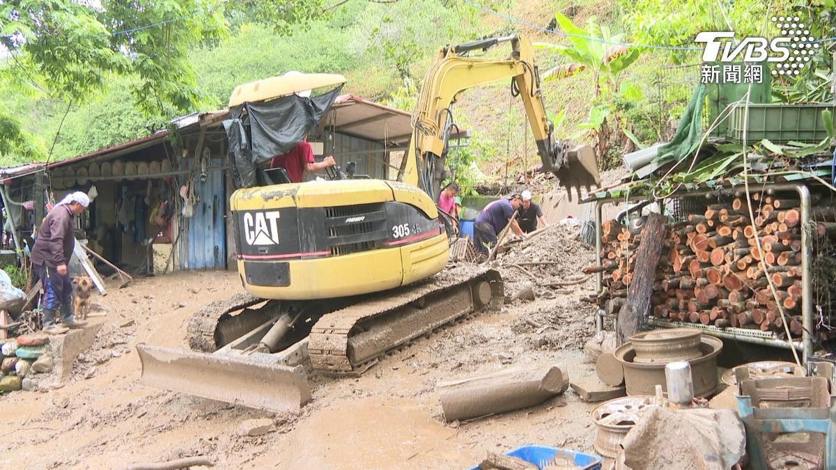 巴威颱風外圍環流為高雄山區帶來驚人雨量,導致美蘭部落一戶民宅被泥流直接灌入。(圖/TVBS)