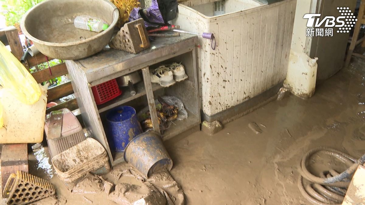 現場可見一大片黃泥流夾帶土石灌進工寮,客廳也遭泥水灌入。(圖/TVBS)