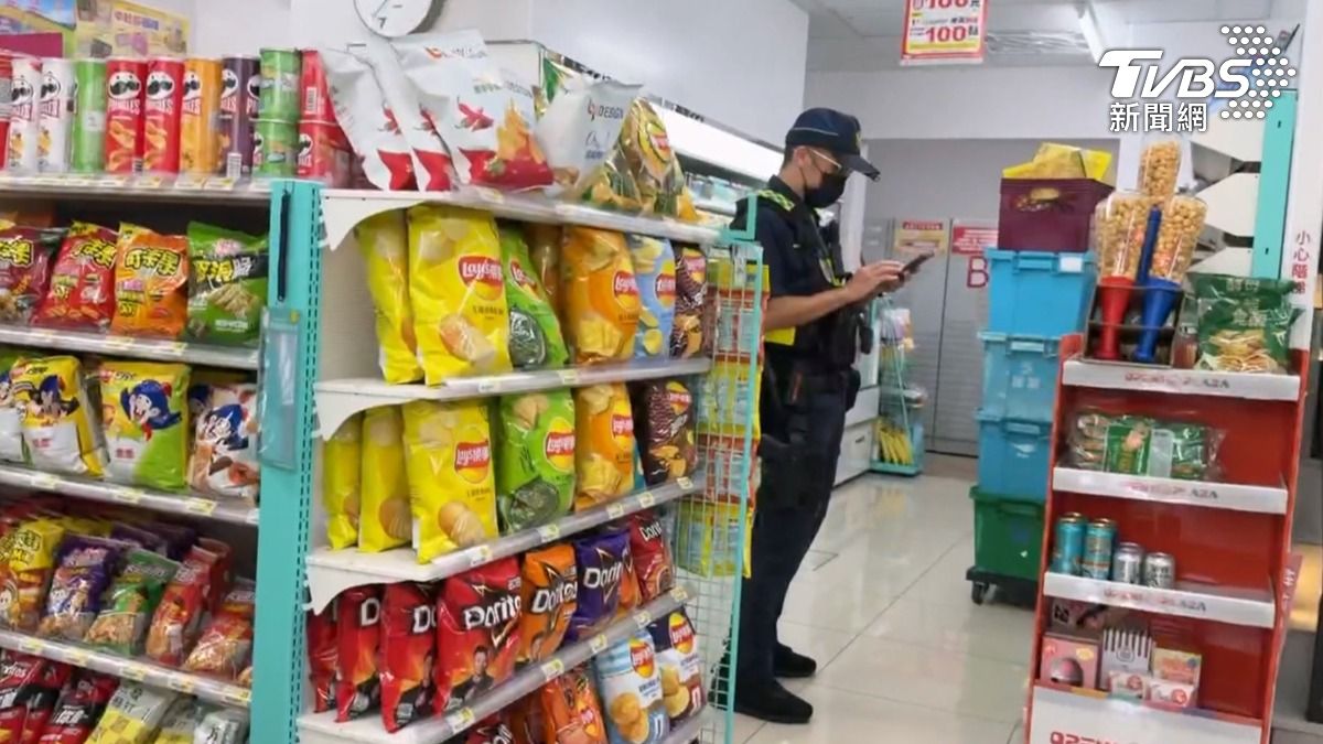 警方靠著死者口袋內的一張發票，循線到超商調閱監視器，才鎖定死者身分。（圖／TVBS）
