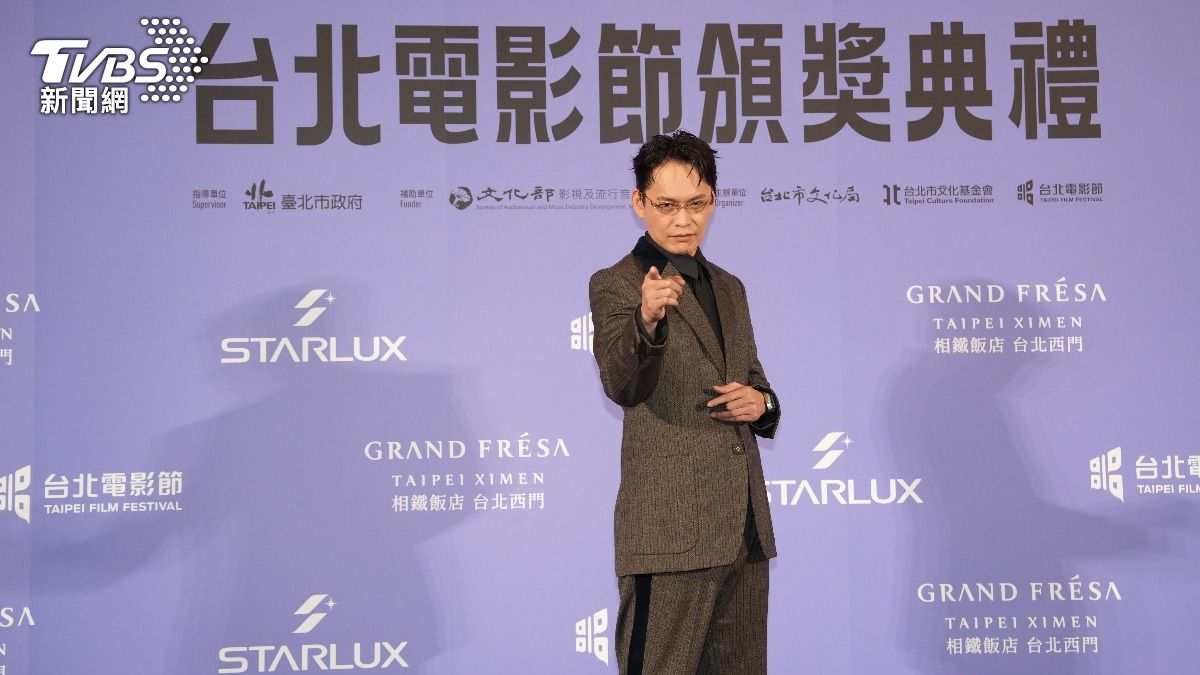 黃鐙輝難得戴上眼鏡。(圖/TVBS)