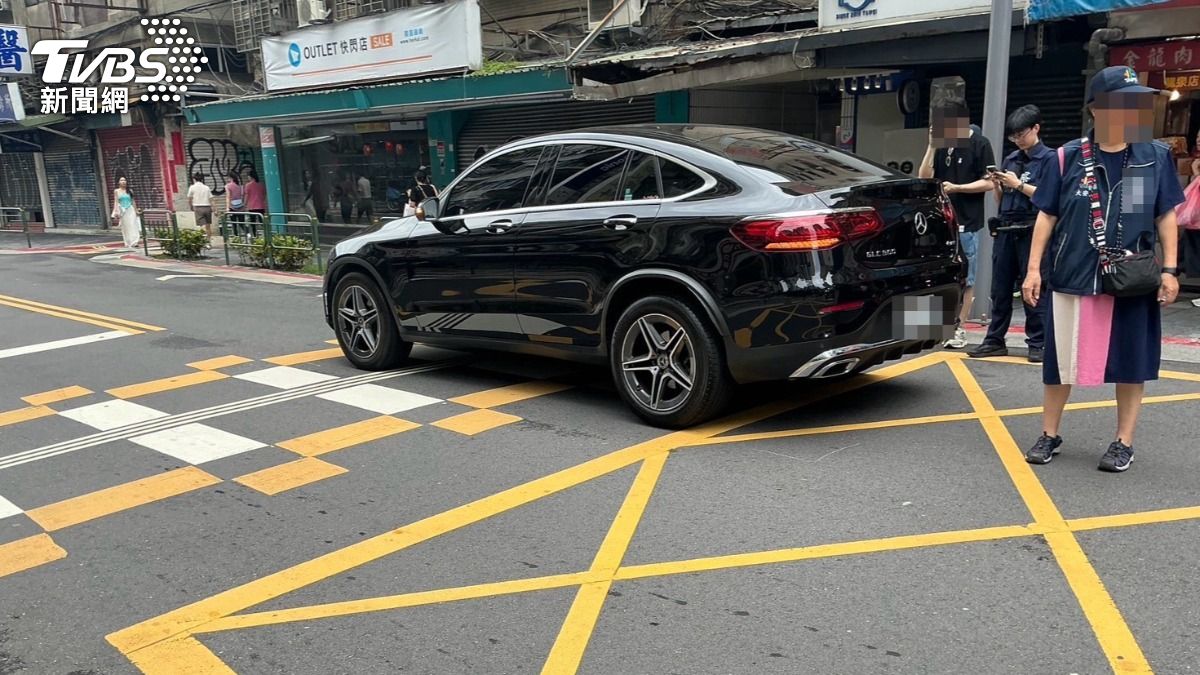 肇事黑色賓士車。（圖／TVBS）