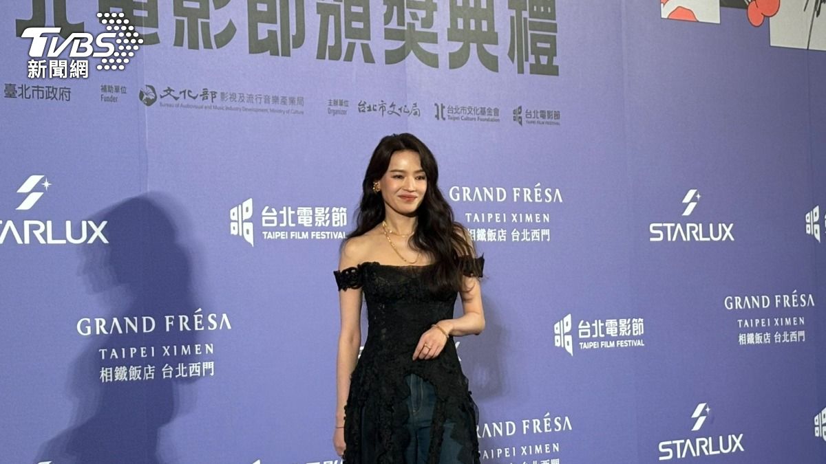 北影28／舒淇亮麗問鼎導演獎！開玩笑控陳玉勳搶獎　不怕馮德倫公仔佔獎座空間