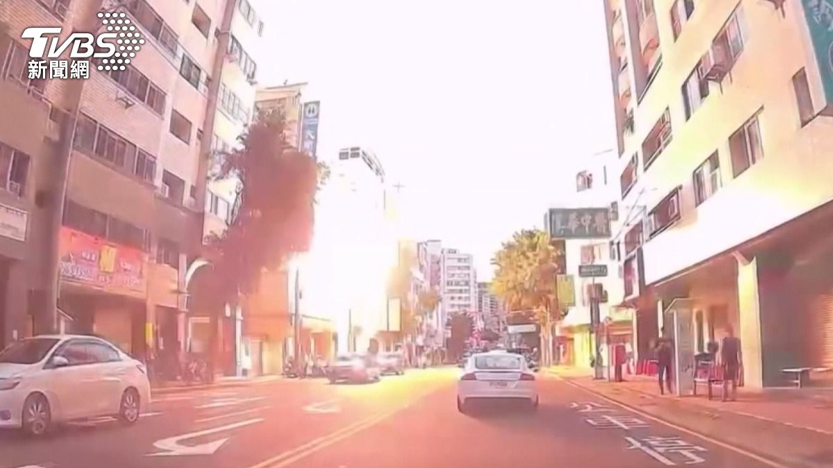 台中電桿爆炸,火花險波及騎士。(圖/翻攝Threads sf6348571092)