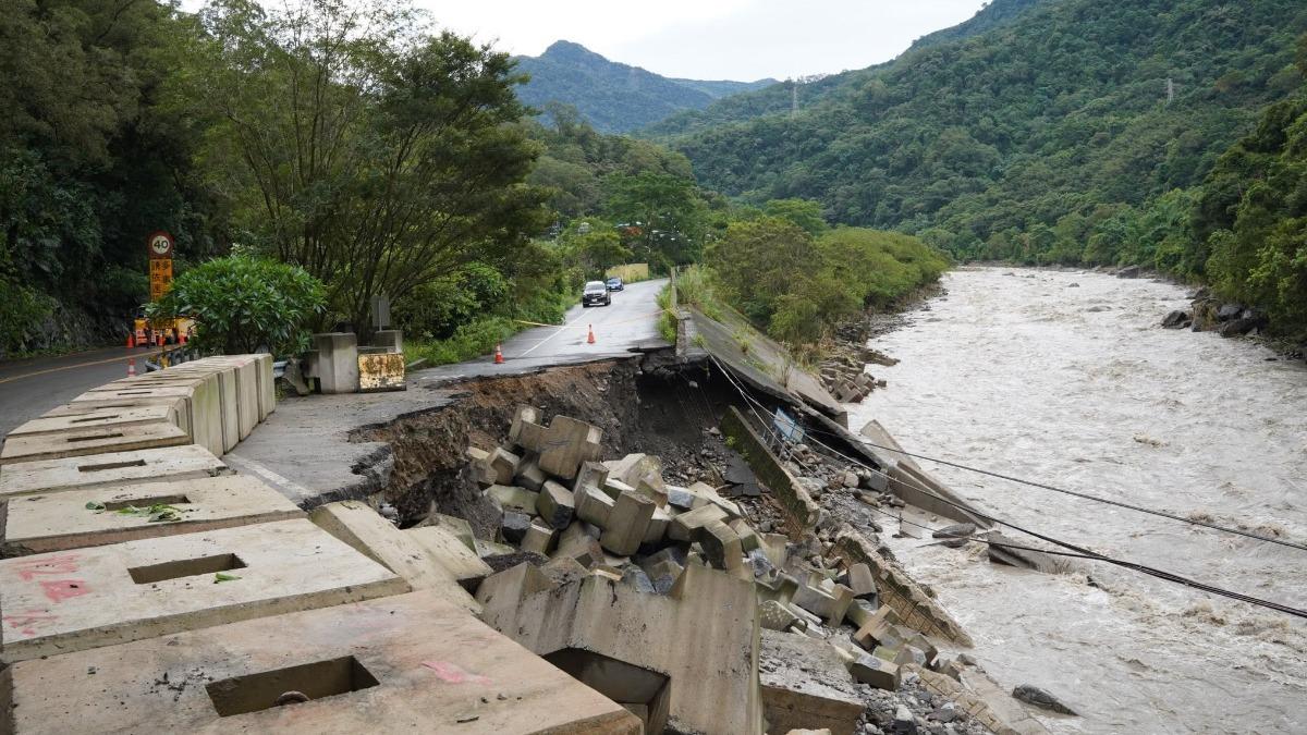 尖石鄉義興大橋旁油羅溪堤防遭沖毀、道路路基掏空。（圖／翻攝自新竹縣政府臉書）