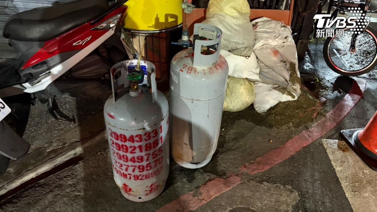 警方獲報現場有開瓦斯及潑灑汽油，立即派遣8名警力全副武裝趕赴現場。（圖／TVBS）