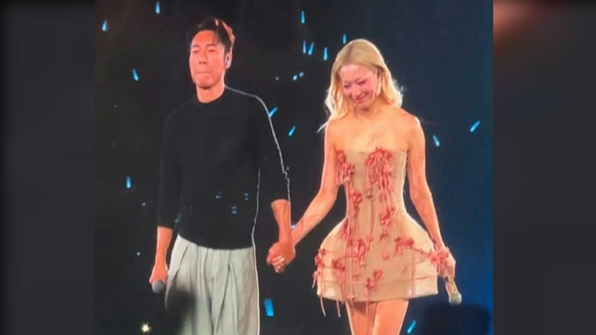 鄭秀文甜蜜牽手許志安,掀起觀眾回憶殺。(圖/翻攝自微博)