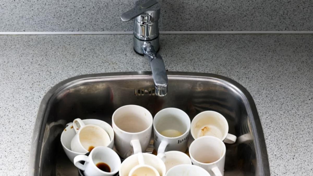 杯子卡滿咖啡漬洗不掉!專家激推「2大平民神物」泡一下秒亮白