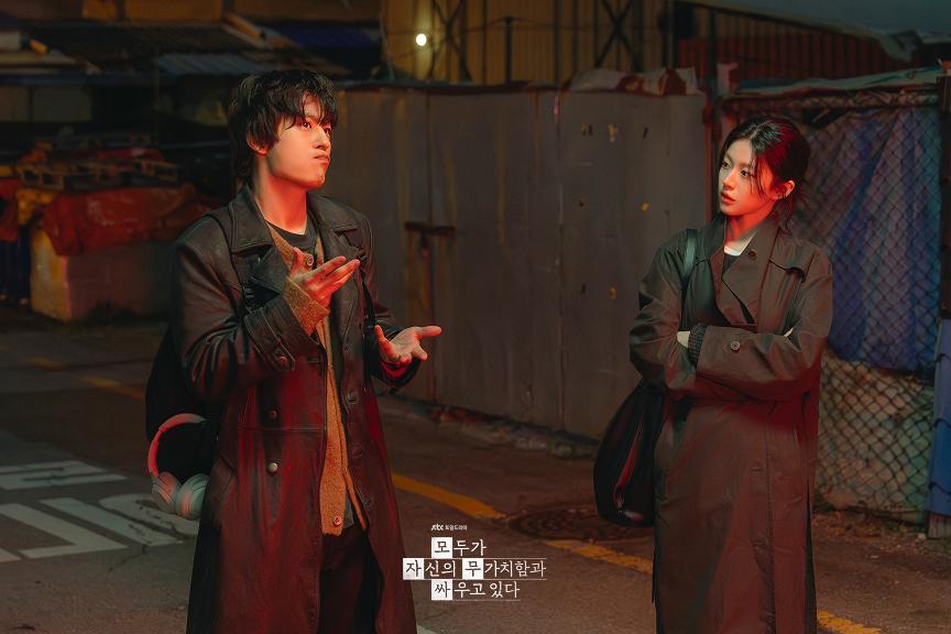 Netflix韓劇《努力克服自卑的我們》，編劇用極致細膩的「廢柴美學」台詞，直擊現代人在社群時代瘋狂與他人比較的心理重病。（圖／JTBC提供）