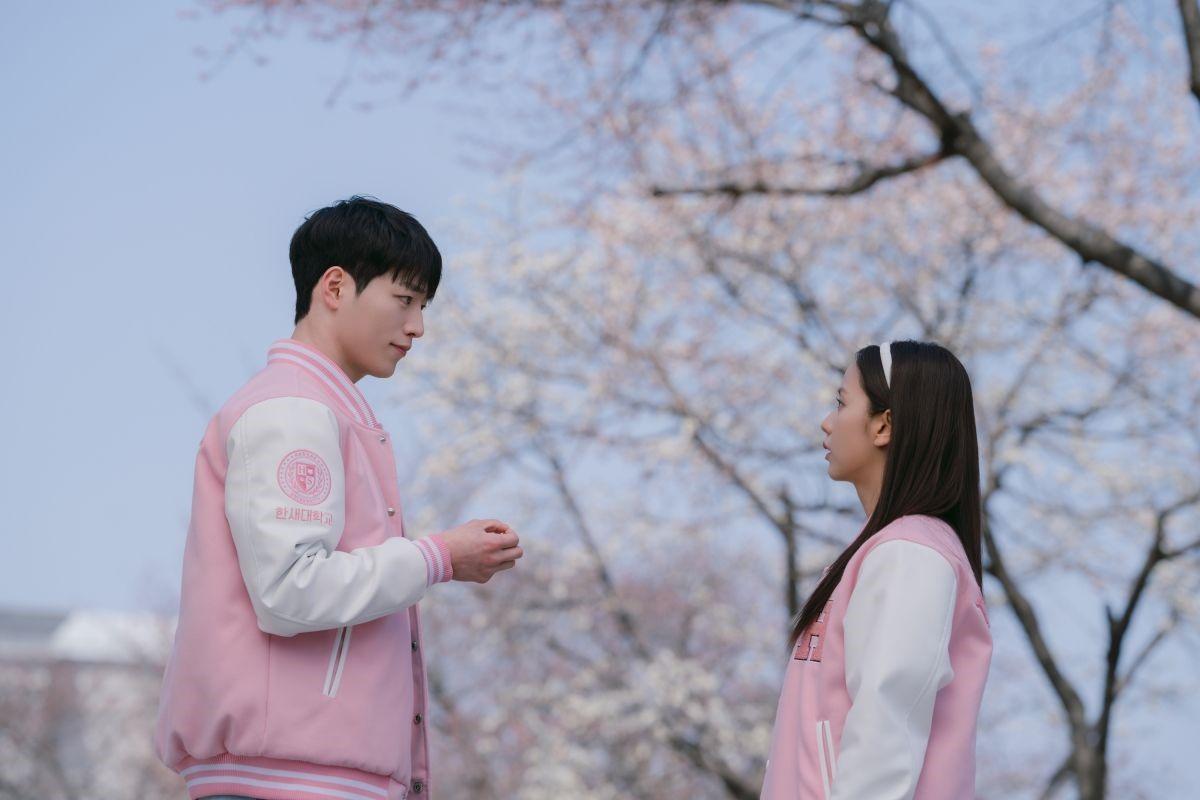 Netflix《訂閱男友》中，Jisoo與徐康俊展現濃濃初戀CP氛圍。（圖／Netflix提供）