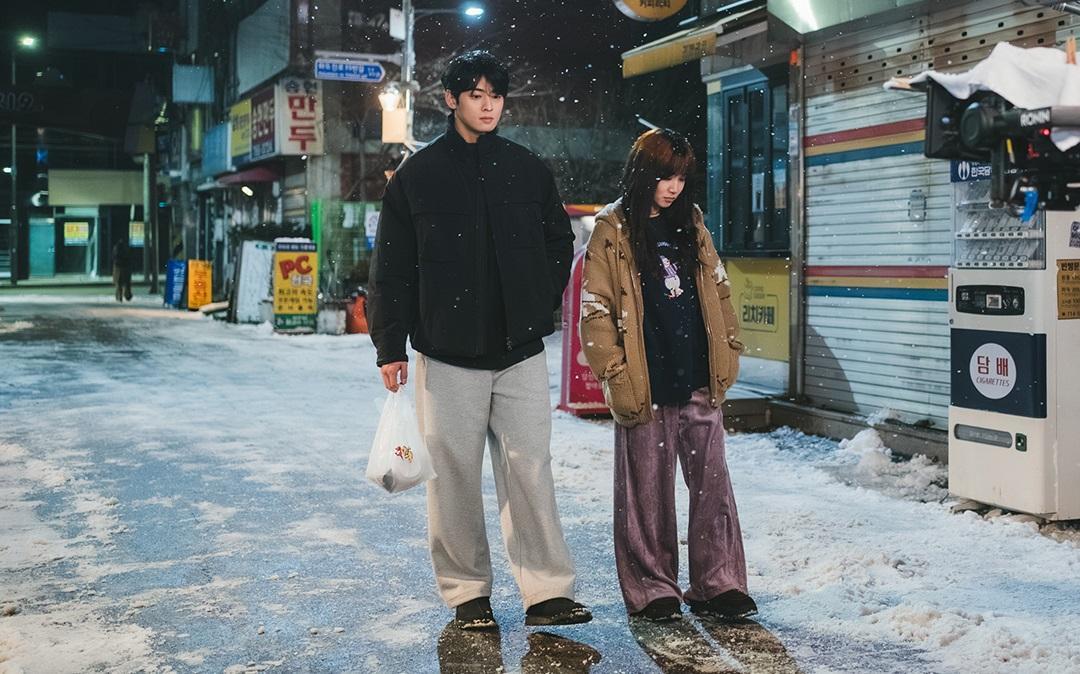 Netflix韓劇《超能路人甲》中，朴恩斌與車銀優首次搭檔主演，意外擦出浪漫喜劇火花。（圖／Netflix提供）