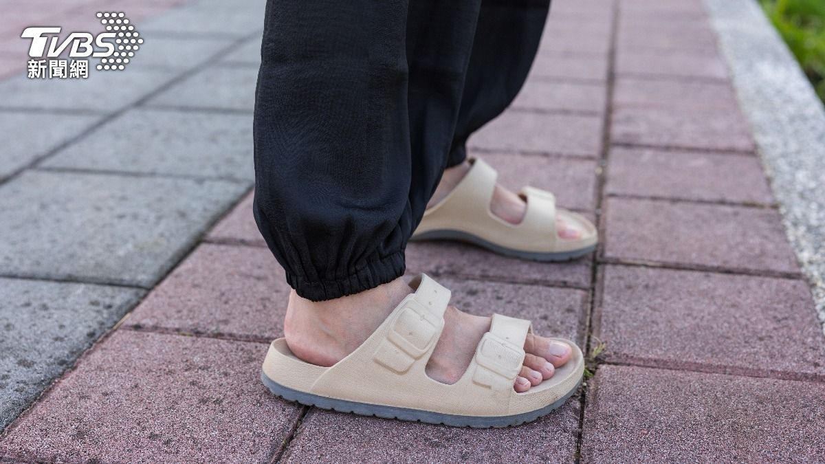 夏天沒人穿涼鞋?她分享鞋款掀吐槽 網歪樓:這款我不行