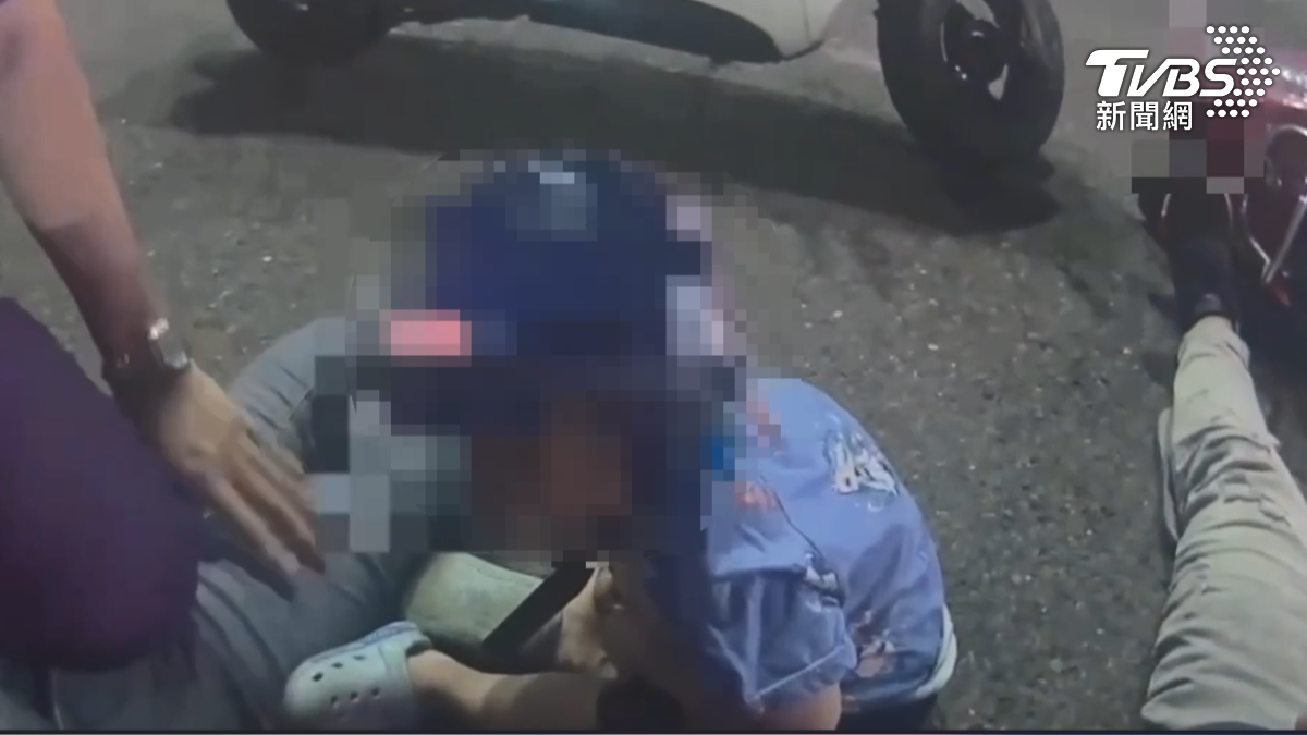 高雄市12日晚間,26歲顏姓騎士無照酒駕,竟騎車三貼載著年僅3歲的兒子闖紅燈,酒測值達0.45毫克(圖/TVBS)