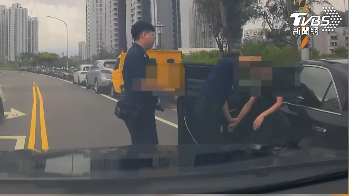 台南在12日一名19歲駕駛疑似毒駕闖紅燈後自撞電桿,車上查獲疑似K他命毒品(圖/TVBS)