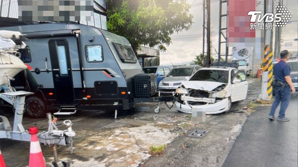 高雄燕巢一家車行近日再度遭遇車禍意外,一輛白色轎車天雨路滑甩尾撞車行 170萬露營車全毀(圖/TVBS)
