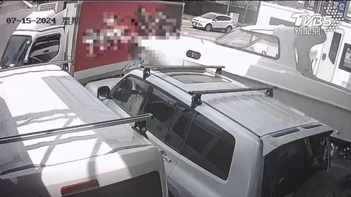 挨撞車行業者表示,兩年前相同地點就曾發生車禍,一部貨車如同飛彈般衝撞車行,導致店外車輛受損。(圖/TVBS)