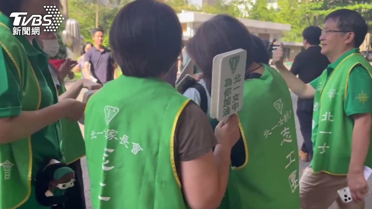 北一女中的考生在大考前緊張到哭出來。(圖/TVBS)