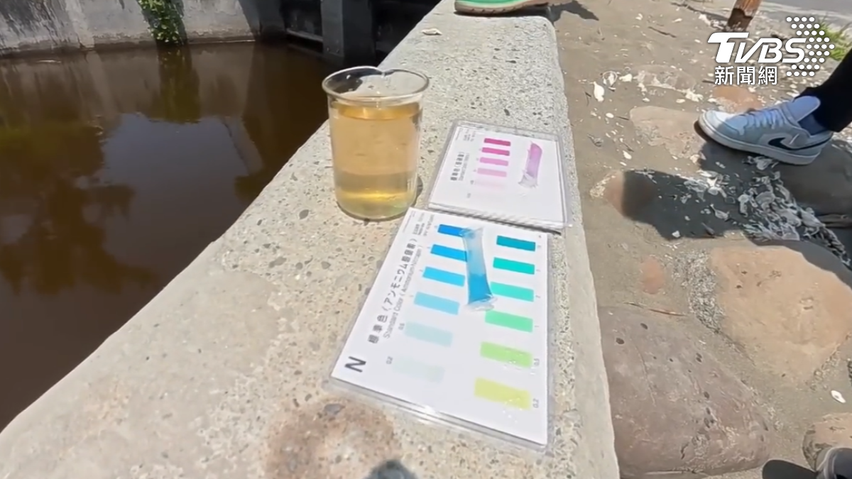 經現場檢測顯示亞硝酸及氨氮數值超標,加上時間點正值颱風逼近前夕,引發當地居民質疑是否趁機偷排(圖/TVBS)