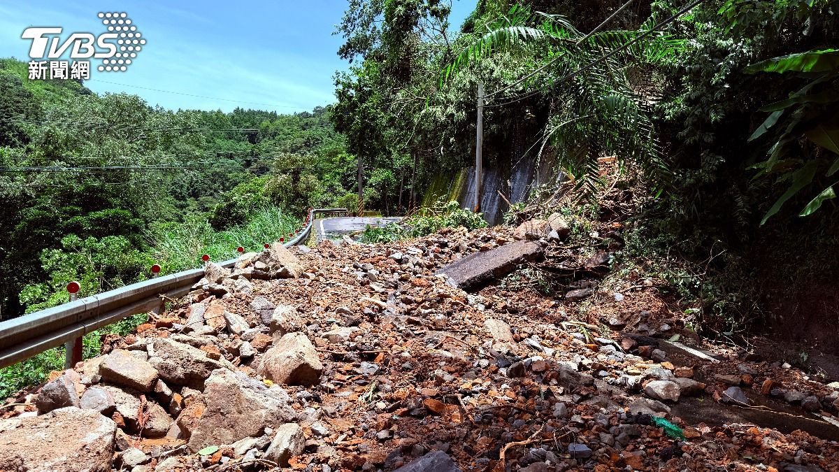山路遭毀搶修不易,五峰仍有1305戶停電。(圖/TVBS)