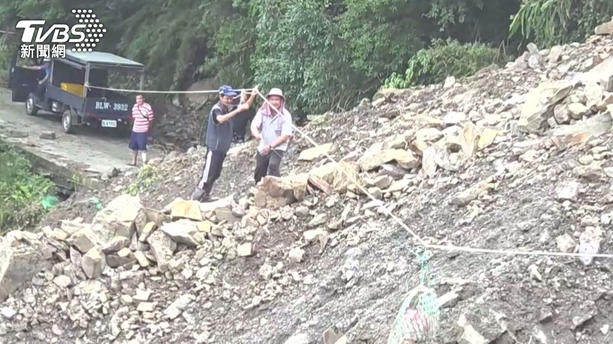 南庄風災道路斷!部落居民「射箭搭繩索」克難運物資自救。(圖/TVBS)