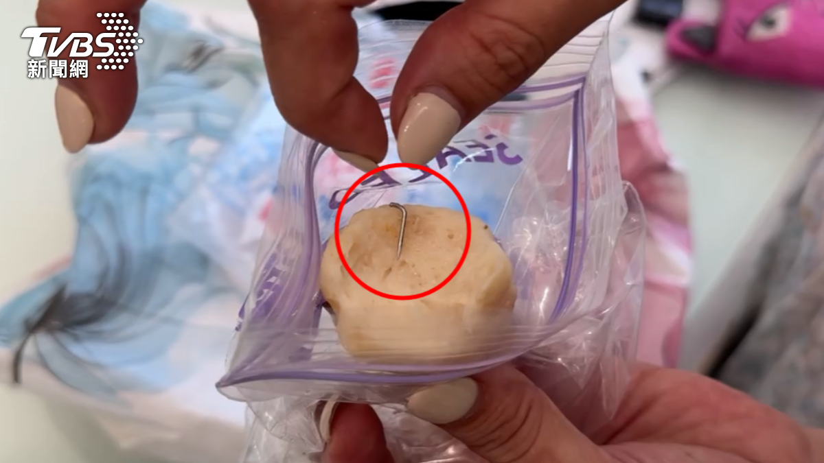 高雄一名楊小姐購買知名團購花枝丸,食用至最後一顆時發現口感異常堅硬,仔細查看竟是一根完整鋼釘埋藏其中(圖/TVBS)