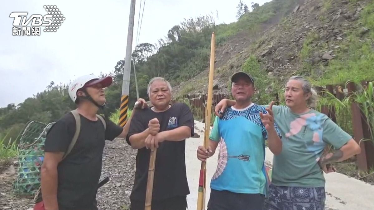 住戶留在山上,為的是保護家園和農作。(圖/TVBS)