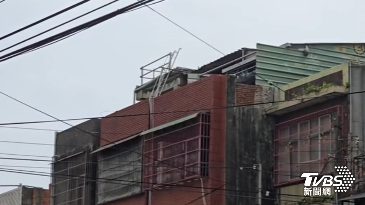 疑風大導致翻修屋頂用鐵皮墜落。(圖/TVBS)