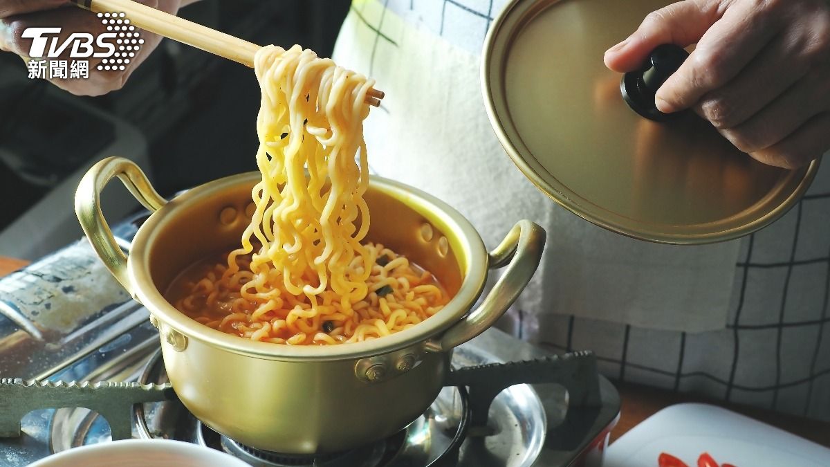 泡麵的麵體多為油炸製成，調味包則含有大量鹽分、味精、香料、劣質油脂及人工添加物。（示意圖／shutterstock達志影像）